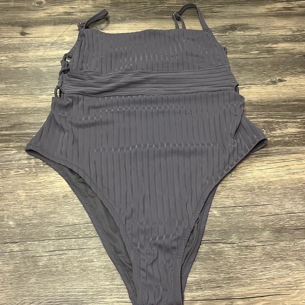 Shade & Shore Size Large. Cutouts on both sides.